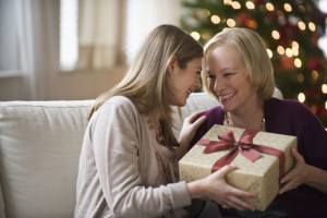 kobieta dająca prezent na Święta